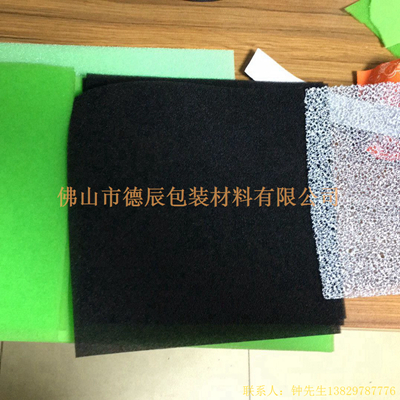 過濾海綿也稱網(wǎng)狀海綿，爆破海綿。聚氨酯過濾海綿由普通開孔軟泡高溫爆破開孔加工而成，爆破除掉了泡沫網(wǎng)絡(luò)之間原有的氣泡膜，得到了主體骨架網(wǎng)狀結(jié)構(gòu)。
過濾海綿的空隙率高達97%，具有優(yōu)異的透氣性、良好的柔軟性和較高的機械強度。
