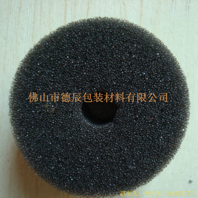 過濾海綿也稱網(wǎng)狀海綿，爆破海綿。聚氨酯過濾海綿由普通開孔軟泡高溫爆破開孔加工而成，爆破除掉了泡沫網(wǎng)絡(luò)之間原有的氣泡膜，得到了主體骨架網(wǎng)狀結(jié)構(gòu)。
過濾海綿的空隙率高達97%，具有優(yōu)異的透氣性、良好的柔軟性和較高的機械強度。
